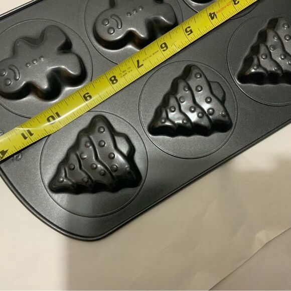 Wilton 6 count Christmas - Tree and Gingerbread - Muffin Or Mini Cake Pan - Picture 5 of 5